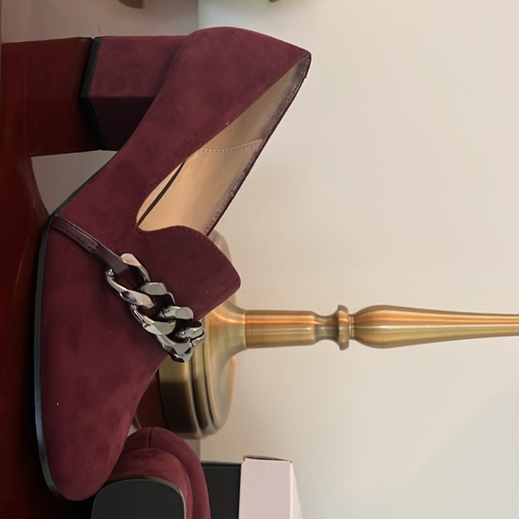 Dress shoe. Color. Dark Red/Plum. Size 8M - Picture 2 of 4